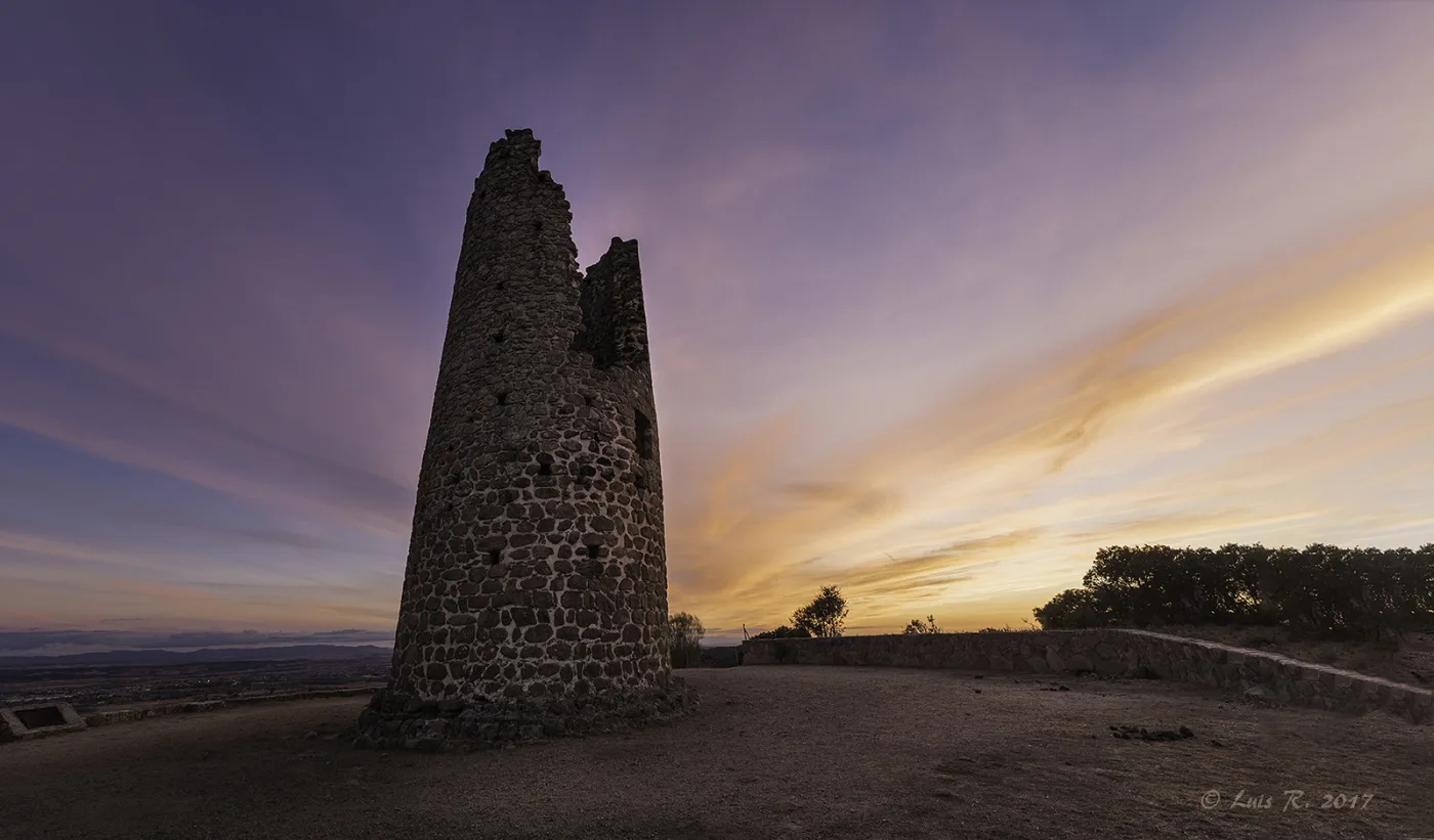 La torre de la Atalaya de Segurilla recortada contra un cielo al atardecer