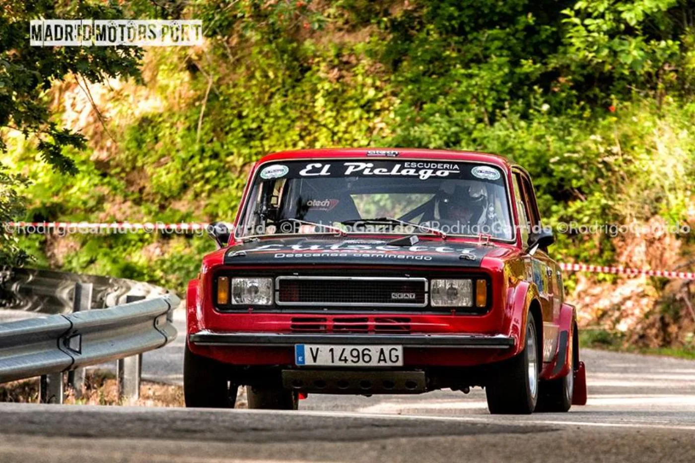 SEAT 124 de la escudería trazando una curva del tramo